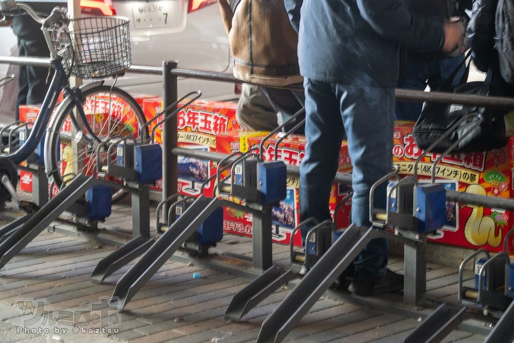 中國黃牛攻佔秋葉原友都八喜現場囂張違停收購福袋