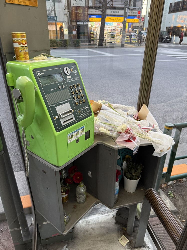 國外粉朝聖<鏈鋸人>電話亭獻花NTT盼體諒「帶走」 - 第10張圖 國外粉朝聖<鏈鋸人>電話亭獻花NTT盼體諒「帶走」