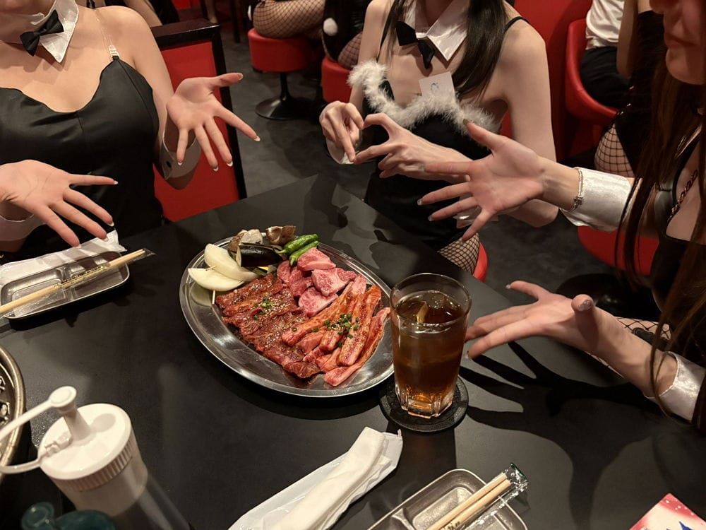 滿足男性欲望 肉 ! 酒 ! 女 ! 兔女郎燒肉難波火辣開幕