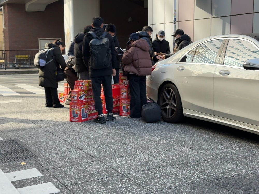 中國黃牛攻佔秋葉原友都八喜現場囂張違停收購福袋