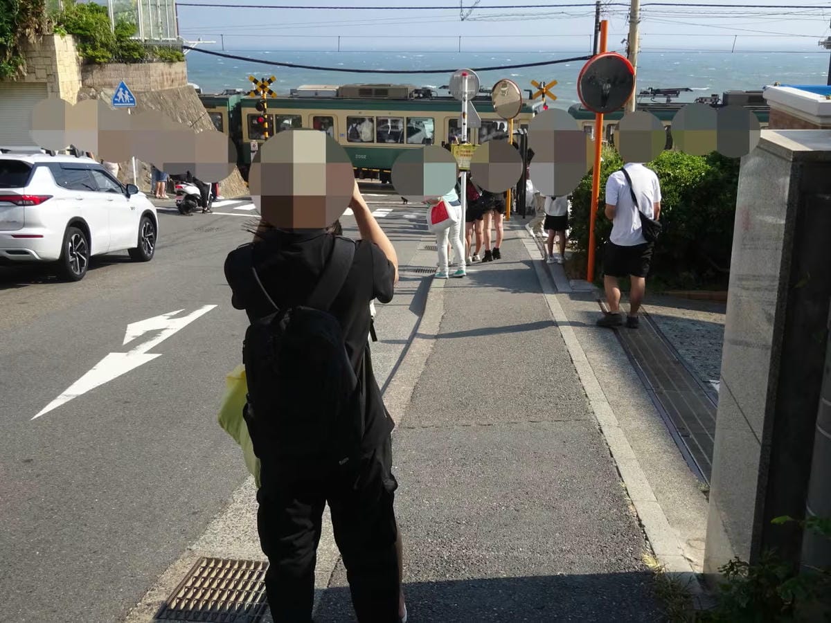 外國遊客瘋打卡灌籃高手平交道隨地大小便亂象惡化