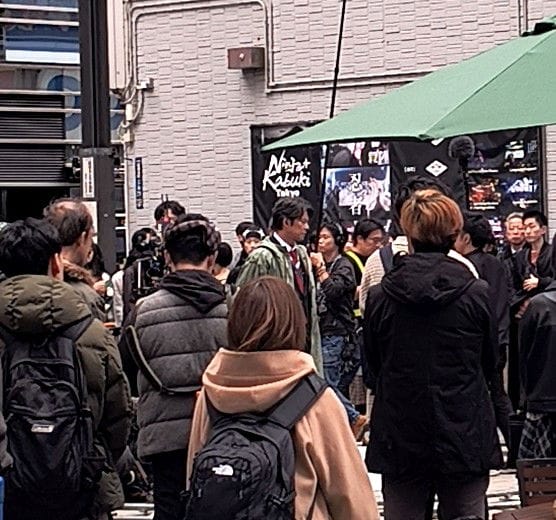 400人狂追青島 ! 歌舞伎町直播捕捉<大搜查線>拍新片 - 第4張圖 400人狂追青島 ! 歌舞伎町直播捕捉<大搜查線>拍新片