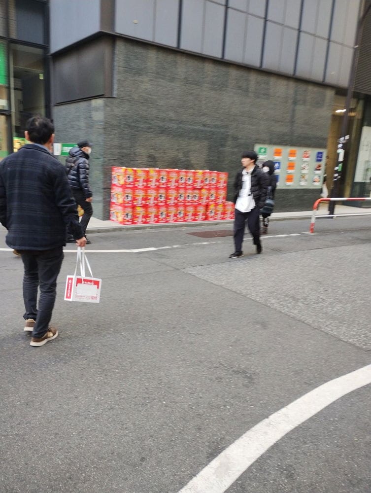中國黃牛攻佔秋葉原友都八喜現場囂張違停收購福袋