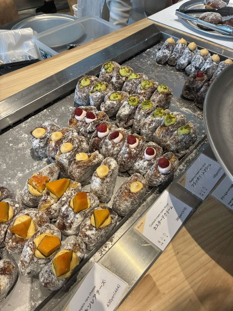 宛如浴室地磚擺甜甜圈 I’m donut? 澀谷店：全面檢討