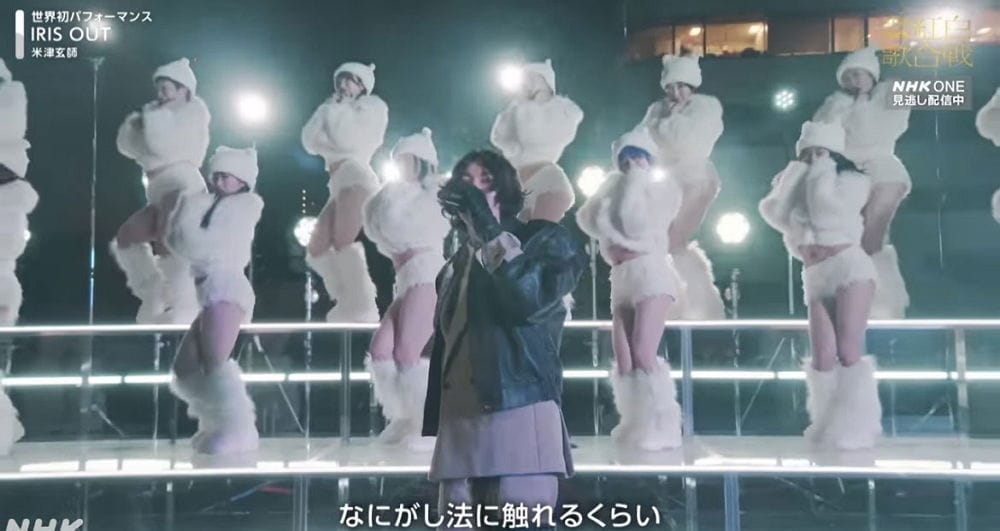 紅白獻唱「IRIS OUT」動畫梗拉滿鯊魚造型像「它」 - 第23張圖 紅白獻唱「IRIS OUT」動畫梗拉滿鯊魚造型像「它」