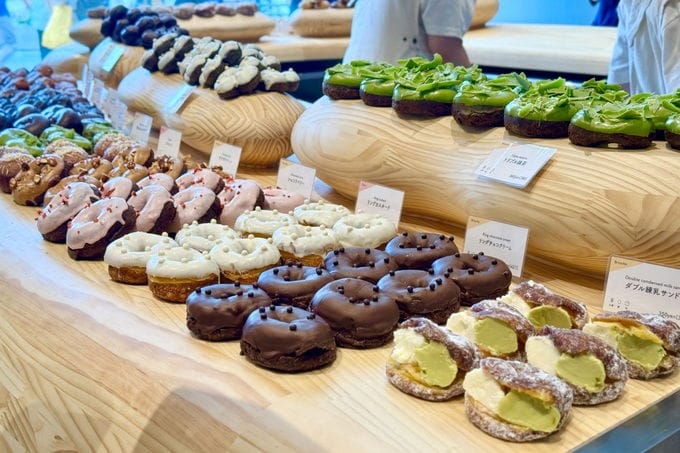 宛如浴室地磚擺甜甜圈 I’m donut? 澀谷店：全面檢討