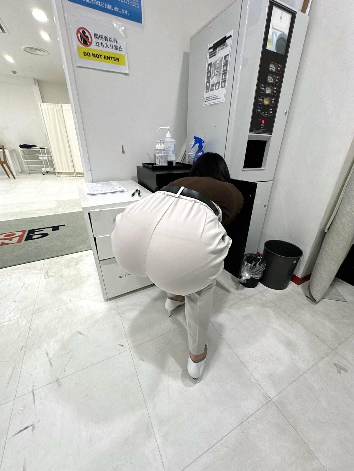 SOD貼出公司照性感美尻特寫露褲痕惹惱女性開罵