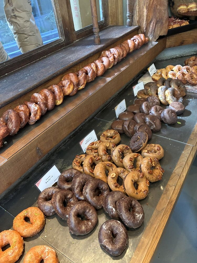 宛如浴室地磚擺甜甜圈 I’m donut? 澀谷店：全面檢討