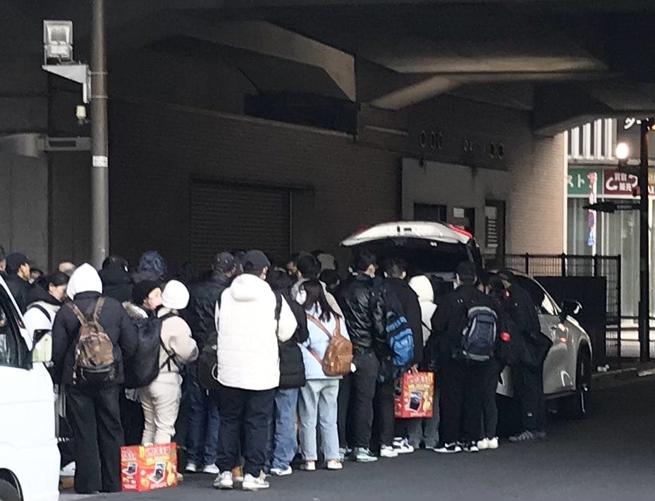 中國黃牛攻佔秋葉原友都八喜現場囂張違停收購福袋