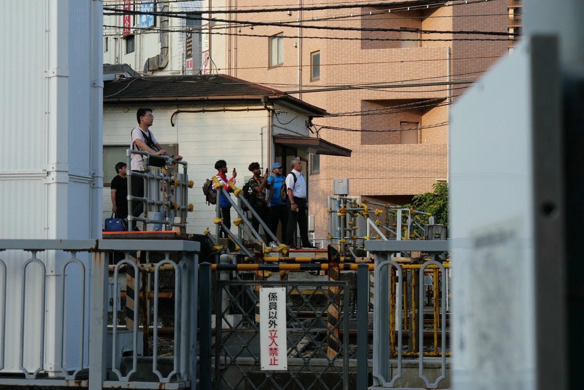 早上尖峰女驚坐跨軌天橋外 東上線斷電救援影響萬人