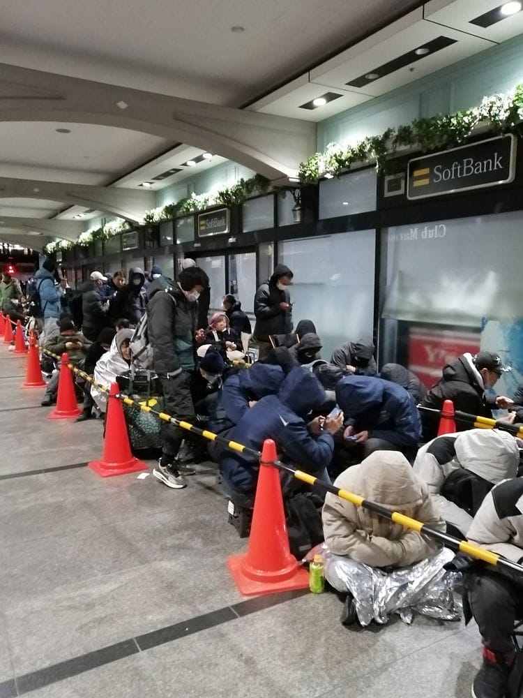 中國黃牛攻佔秋葉原友都八喜現場囂張違停收購福袋