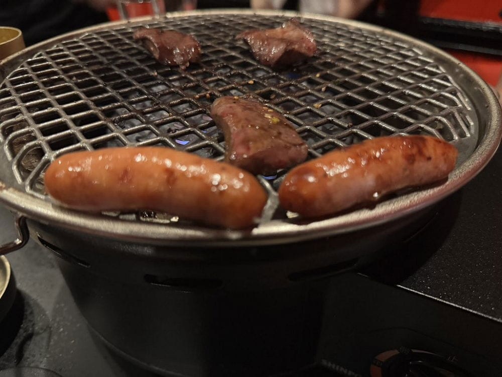 滿足男性欲望 肉 ! 酒 ! 女 ! 兔女郎燒肉難波火辣開幕