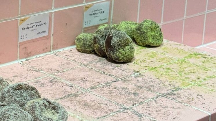 宛如浴室地磚擺甜甜圈 I’m donut? 澀谷店：全面檢討