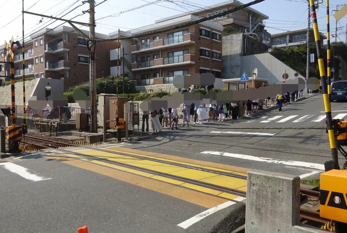 外國遊客瘋打卡灌籃高手平交道隨地大小便亂象惡化