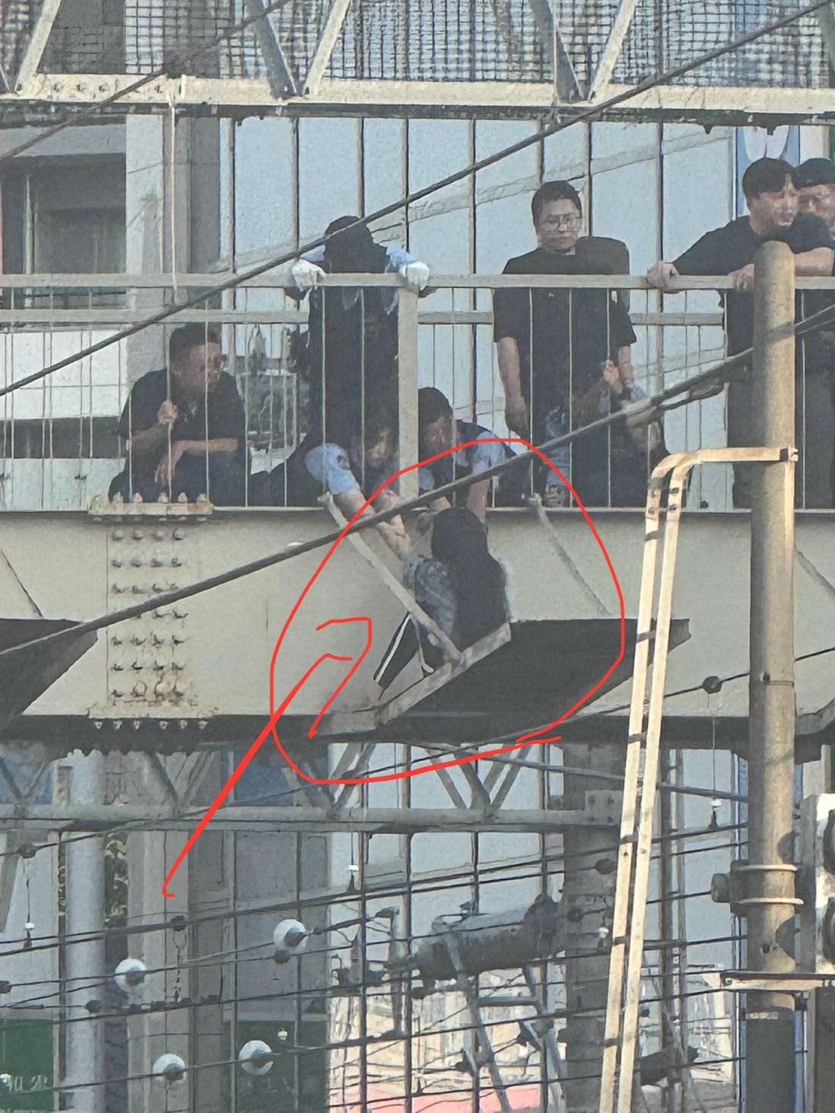 早上尖峰女驚坐跨軌天橋外 東上線斷電救援影響萬人
