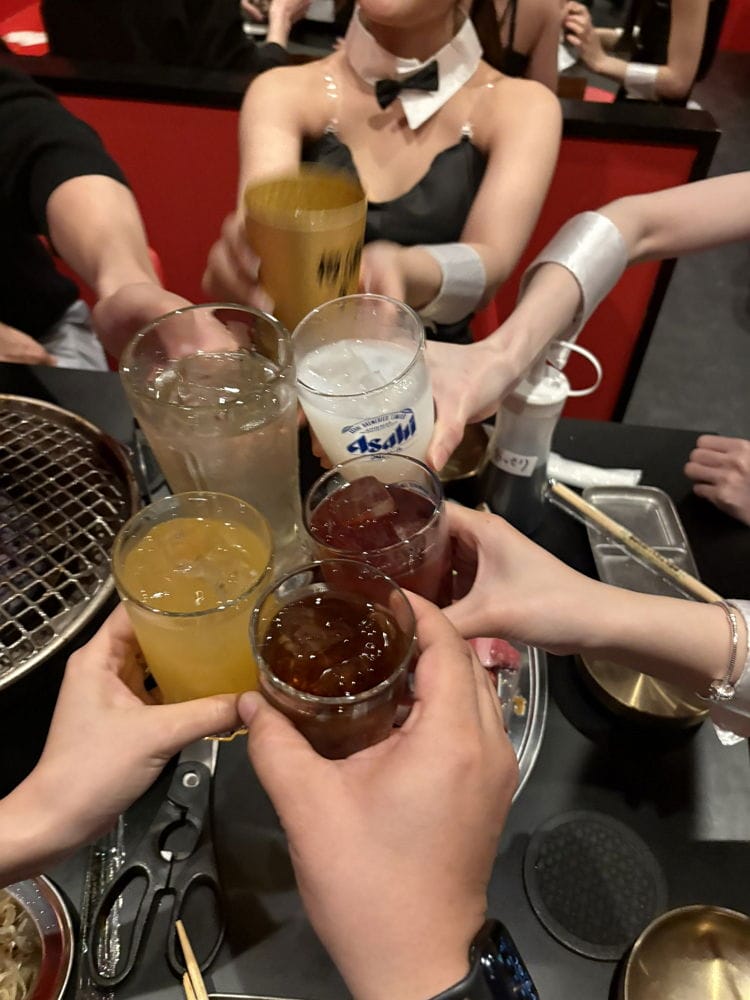 滿足男性欲望 肉 ! 酒 ! 女 ! 兔女郎燒肉難波火辣開幕