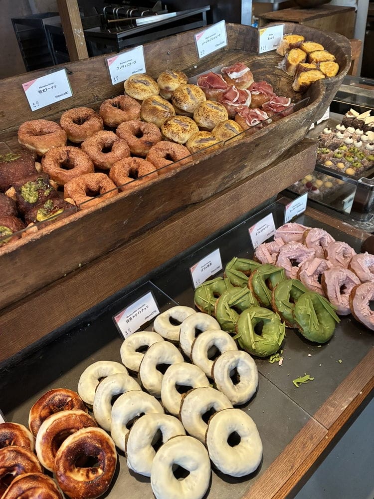 宛如浴室地磚擺甜甜圈 I’m donut? 澀谷店：全面檢討