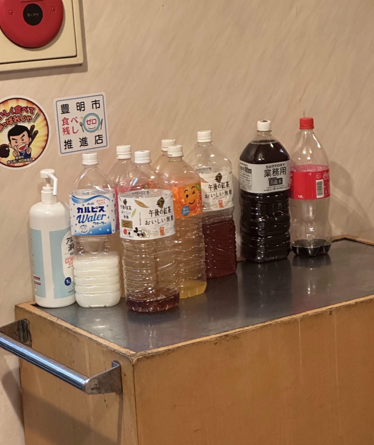 鄉下餐廳付費吧檯寶特瓶飲料自己倒有人稱讚有人批 - 第1張圖 鄉下餐廳付費吧檯寶特瓶飲料自己倒有人稱讚有人批