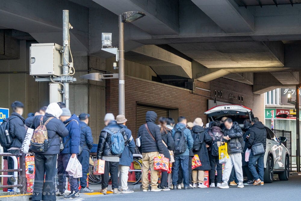 中國黃牛攻佔秋葉原友都八喜現場囂張違停收購福袋