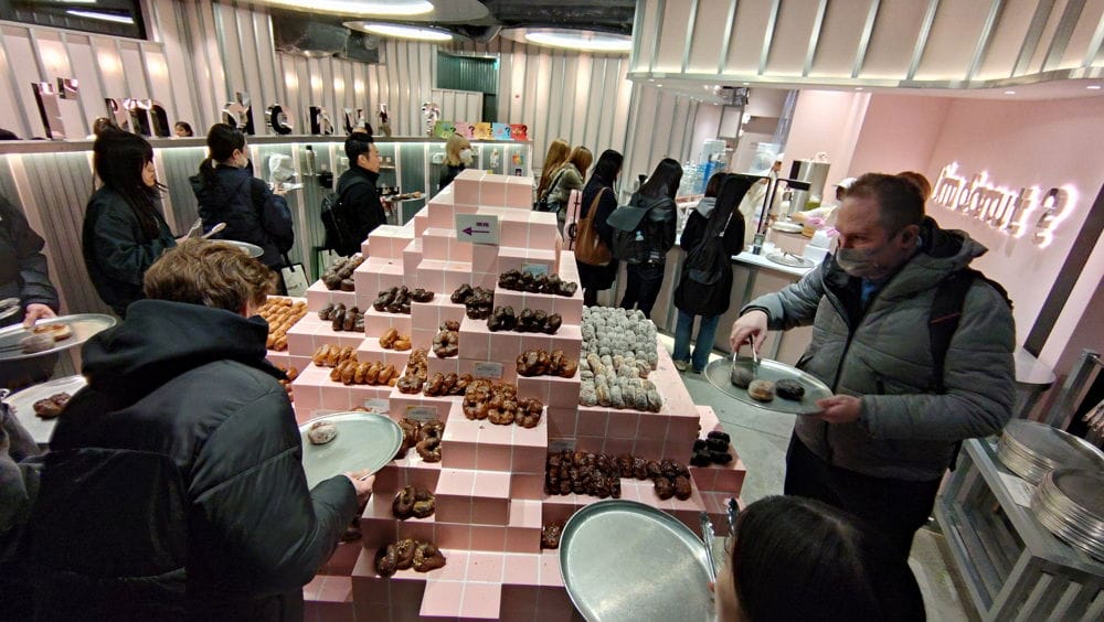 宛如浴室地磚擺甜甜圈 I’m donut? 澀谷店：全面檢討