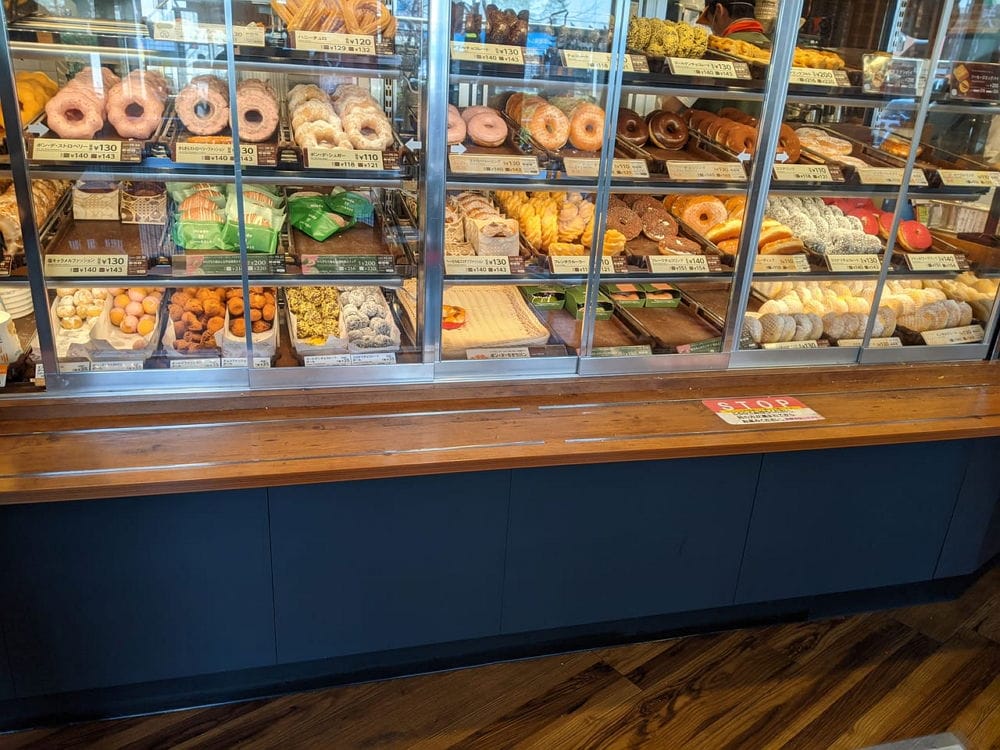 宛如浴室地磚擺甜甜圈 I’m donut? 澀谷店：全面檢討