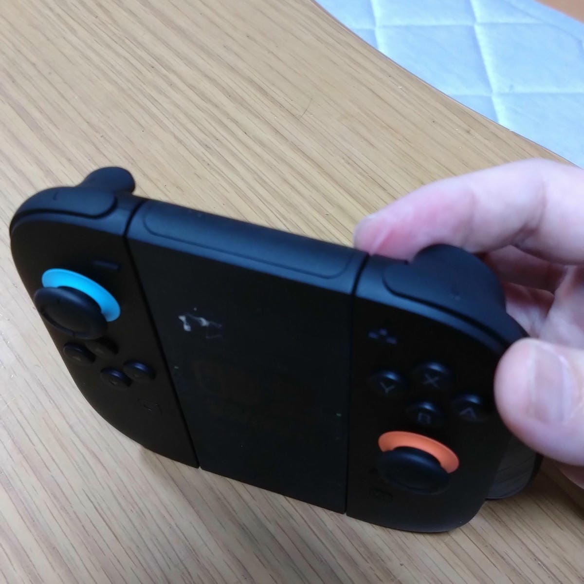 Switch2曝設計瑕疵? 磁吸手把夾傷玩家手指意外頻傳