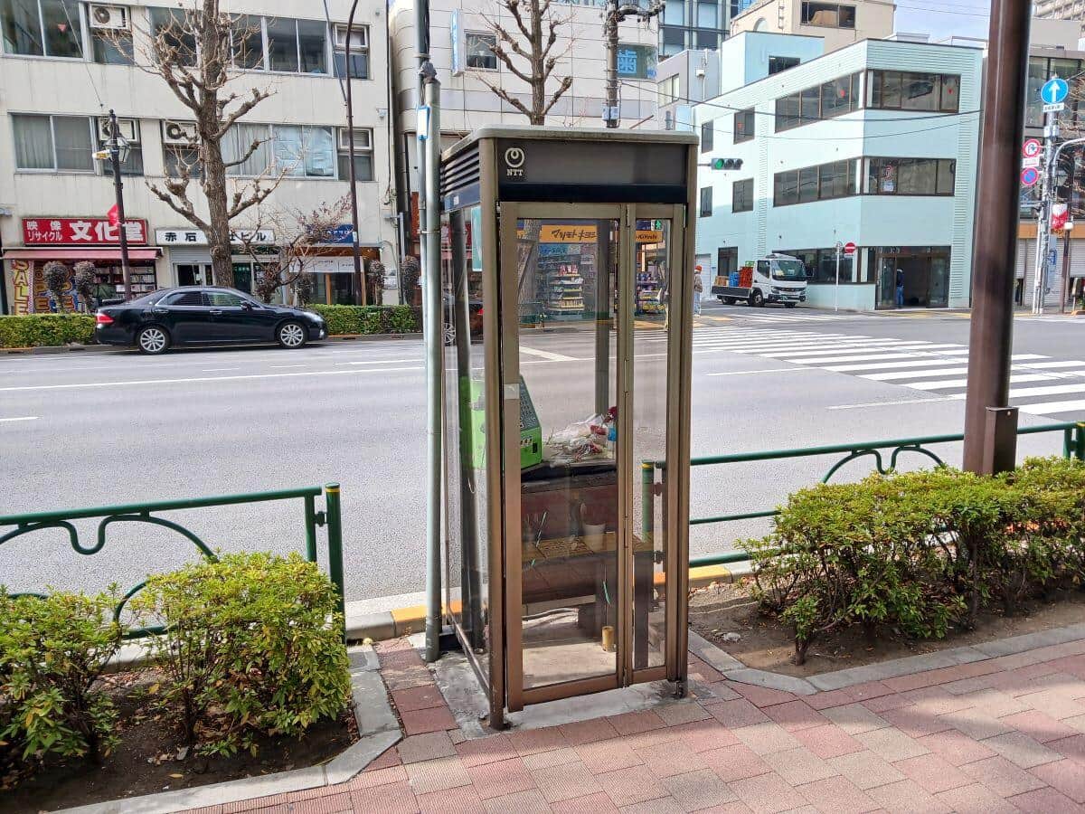 國外粉朝聖<鏈鋸人>電話亭獻花NTT盼體諒「帶走」 - 第1張圖 國外粉朝聖<鏈鋸人>電話亭獻花NTT盼體諒「帶走」
