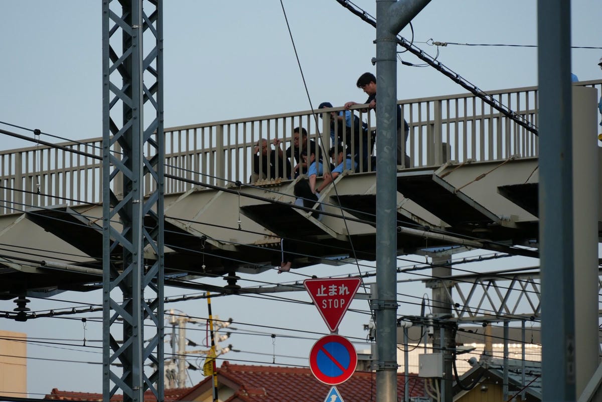 早上尖峰女驚坐跨軌天橋外 東上線斷電救援影響萬人