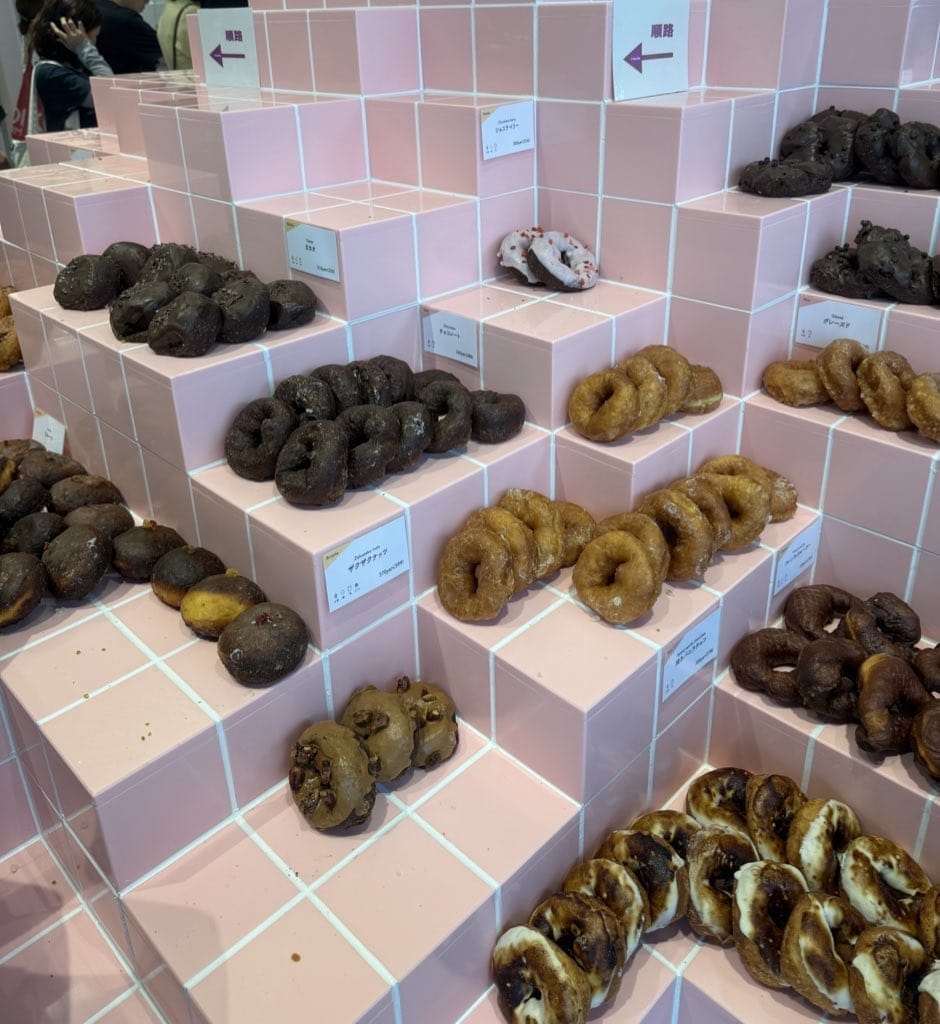 宛如浴室地磚擺甜甜圈 I’m donut? 澀谷店：全面檢討