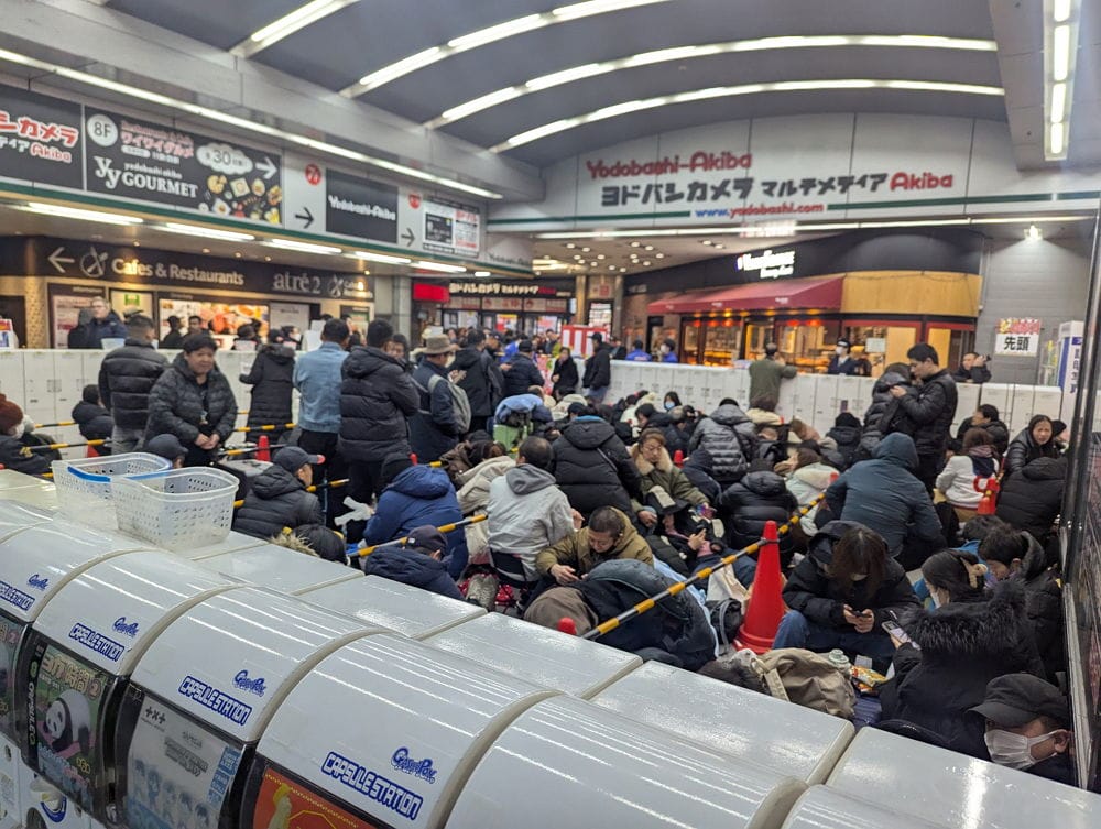 中國黃牛攻佔秋葉原友都八喜現場囂張違停收購福袋