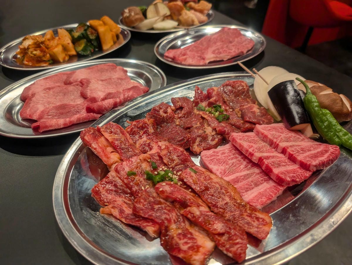 滿足男性欲望 肉 ! 酒 ! 女 ! 兔女郎燒肉難波火辣開幕