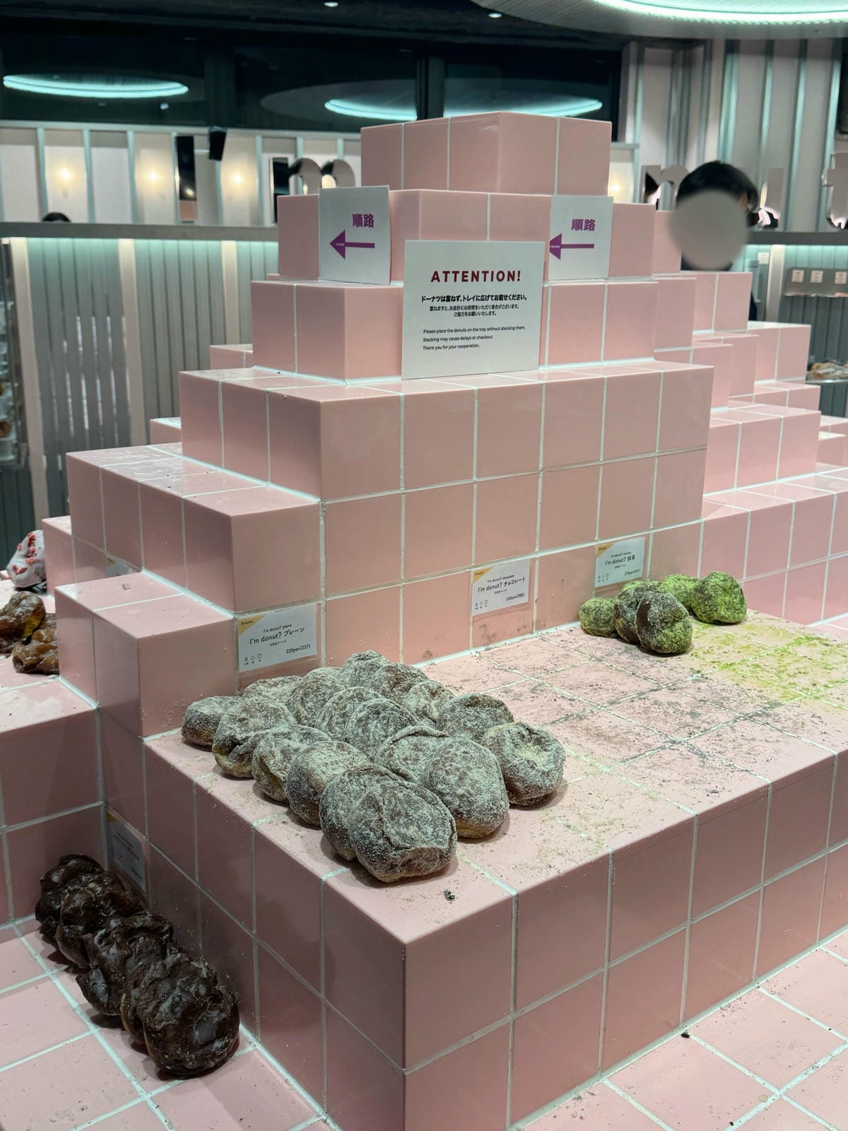 宛如浴室地磚擺甜甜圈 I’m donut? 澀谷店：全面檢討
