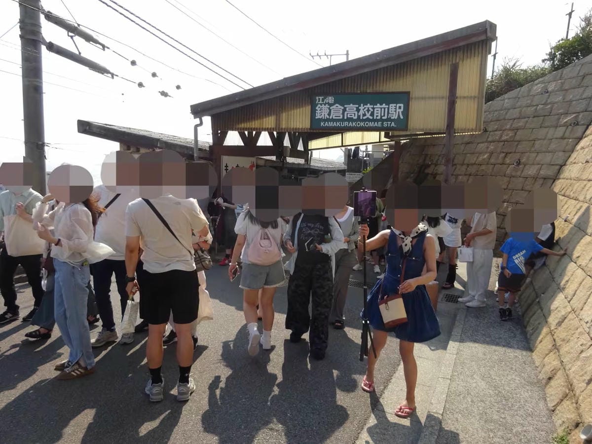 外國遊客瘋打卡灌籃高手平交道隨地大小便亂象惡化