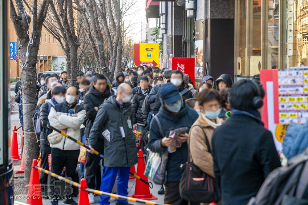 中國黃牛攻佔秋葉原友都八喜現場囂張違停收購福袋