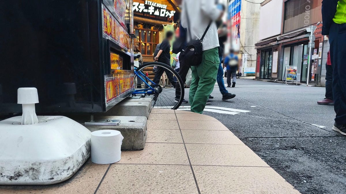 治安敗壞? 秋葉原街頭詭異景象 捲筒衛生紙隨處擺放 - 第3張圖 治安敗壞? 秋葉原街頭詭異景象 捲筒衛生紙隨處擺放