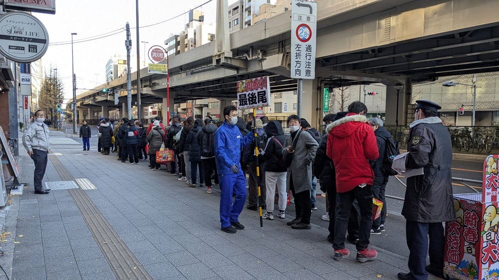 中國黃牛攻佔秋葉原友都八喜現場囂張違停收購福袋