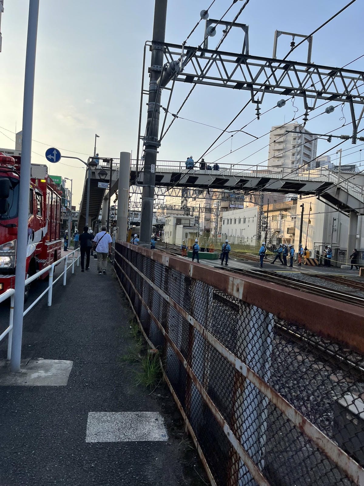 早上尖峰女驚坐跨軌天橋外 東上線斷電救援影響萬人