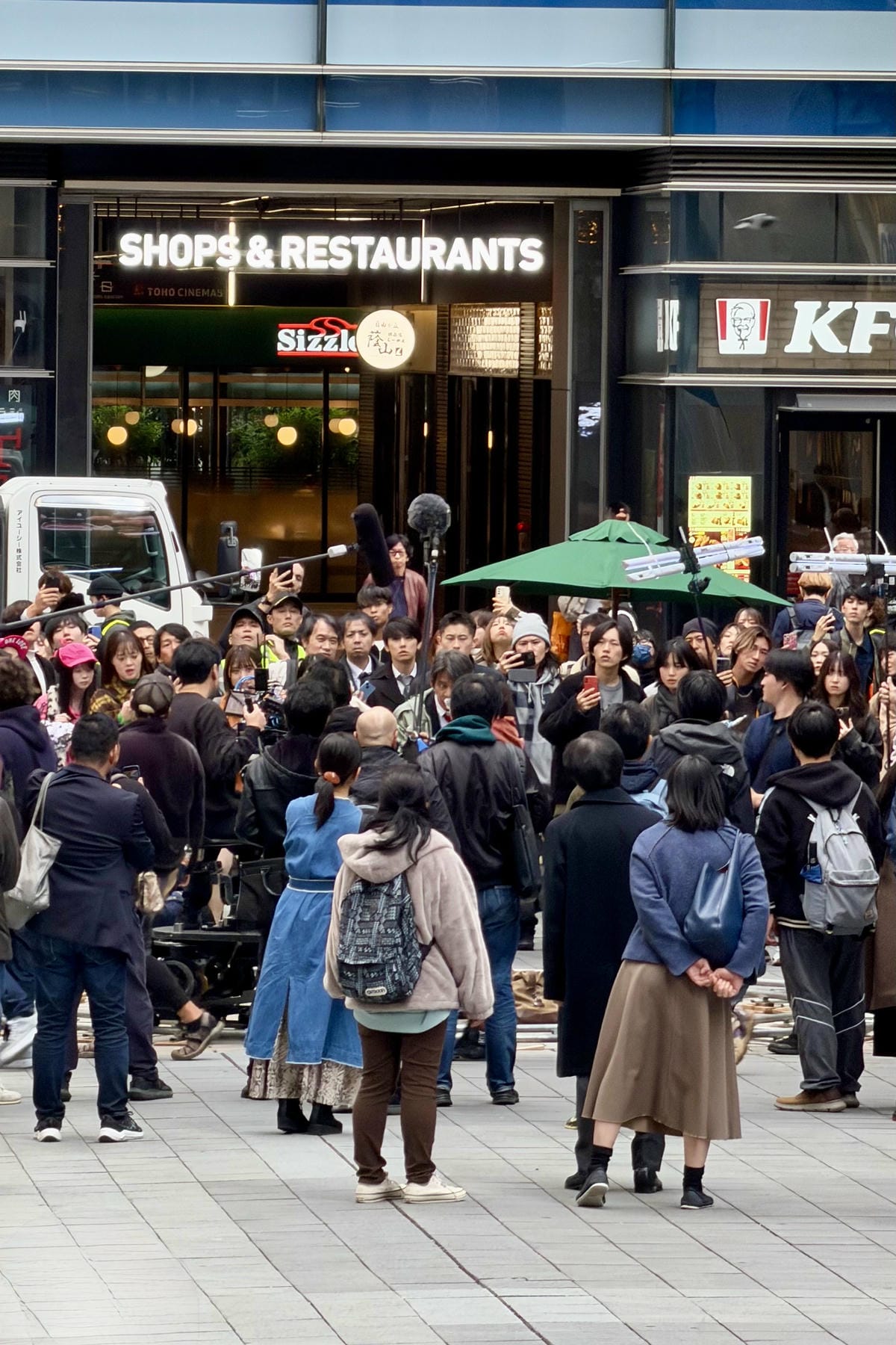 400人狂追青島 ! 歌舞伎町直播捕捉<大搜查線>拍新片 - 第3張圖 400人狂追青島 ! 歌舞伎町直播捕捉<大搜查線>拍新片