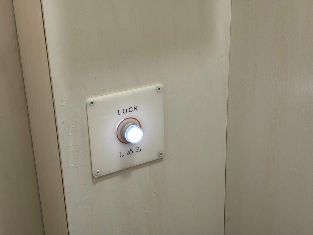 「不同出入口、抽象提示燈」世博廁所超雷設計頻損壞