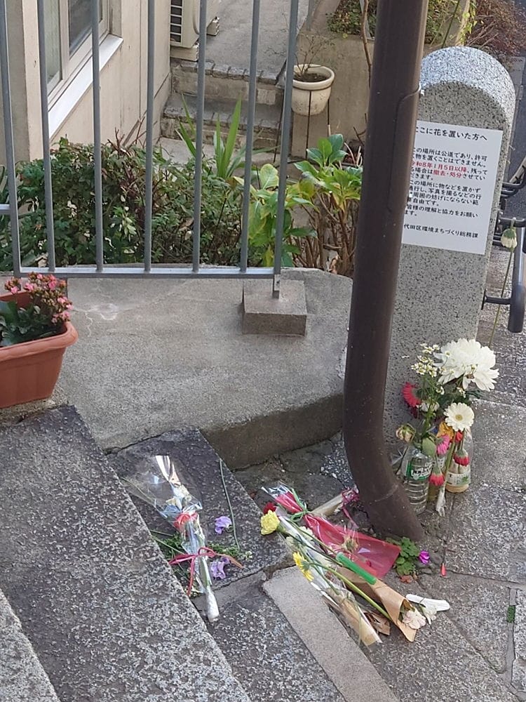 國外粉朝聖<鏈鋸人>電話亭獻花NTT盼體諒「帶走」 - 第27張圖 國外粉朝聖<鏈鋸人>電話亭獻花NTT盼體諒「帶走」