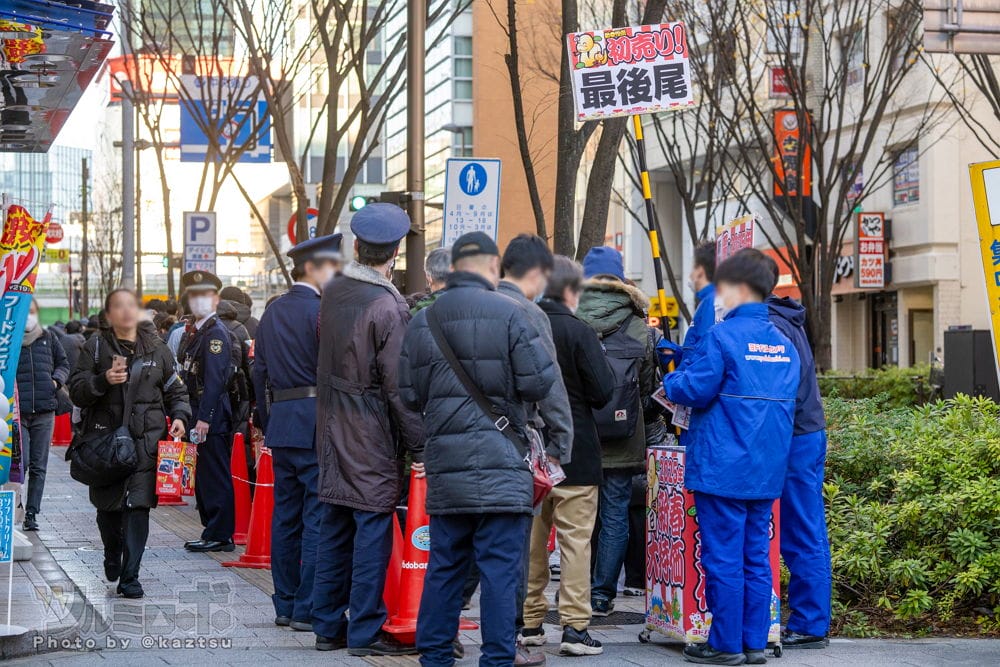 中國黃牛攻佔秋葉原友都八喜現場囂張違停收購福袋