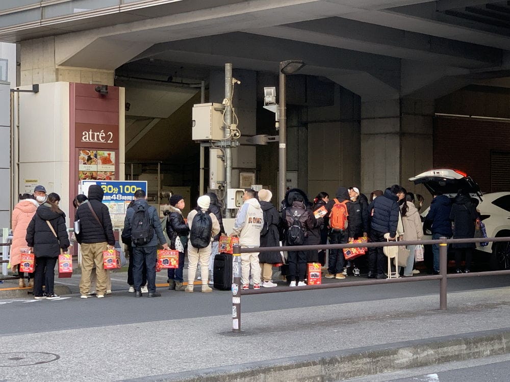 中國黃牛攻佔秋葉原友都八喜現場囂張違停收購福袋