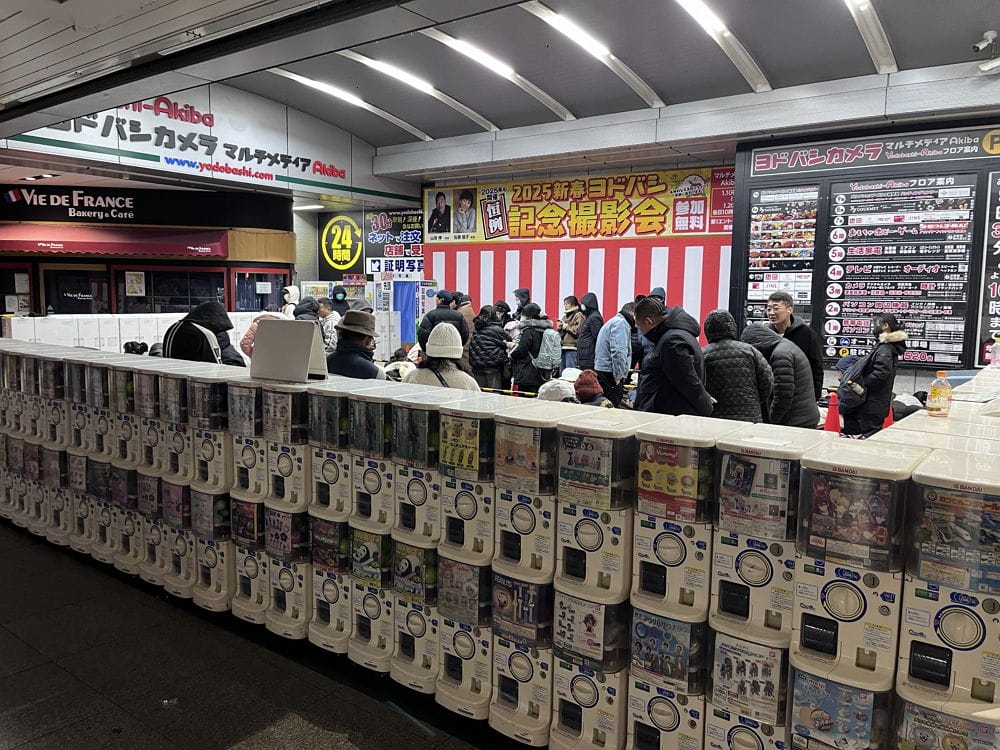 中國黃牛攻佔秋葉原友都八喜現場囂張違停收購福袋