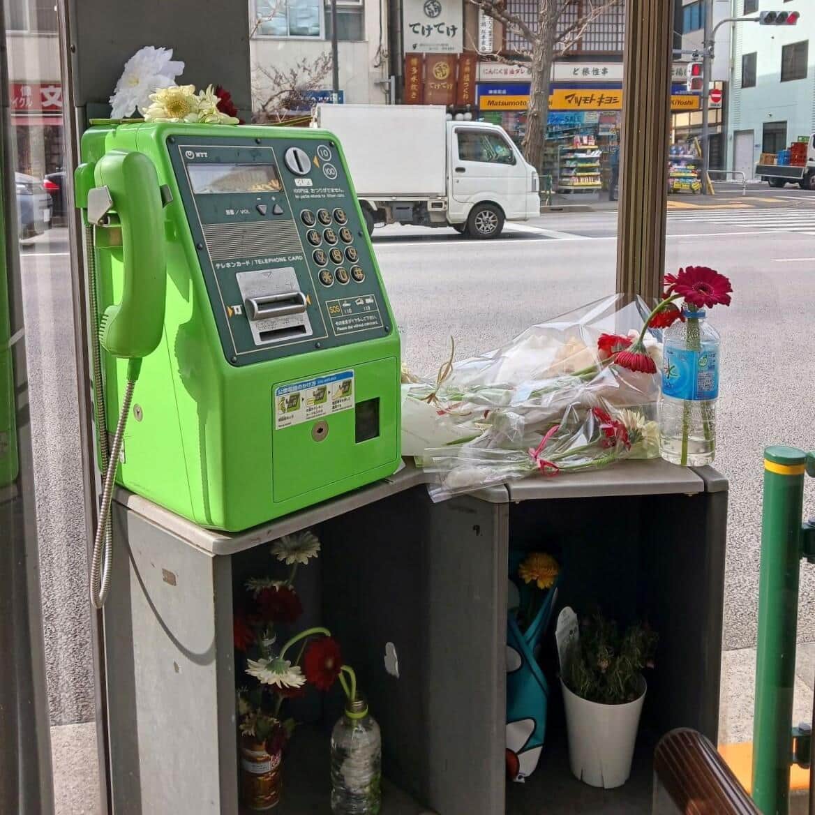 國外粉朝聖<鏈鋸人>電話亭獻花NTT盼體諒「帶走」 - 第5張圖 國外粉朝聖<鏈鋸人>電話亭獻花NTT盼體諒「帶走」
