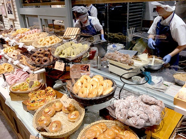 宛如浴室地磚擺甜甜圈 I’m donut? 澀谷店：全面檢討