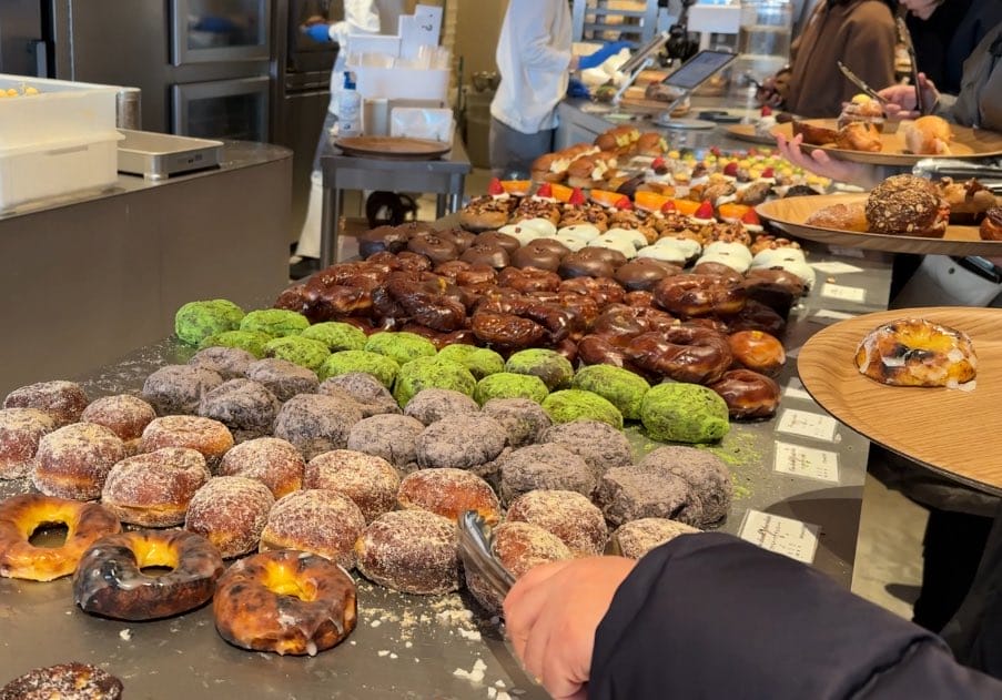宛如浴室地磚擺甜甜圈 I’m donut? 澀谷店：全面檢討