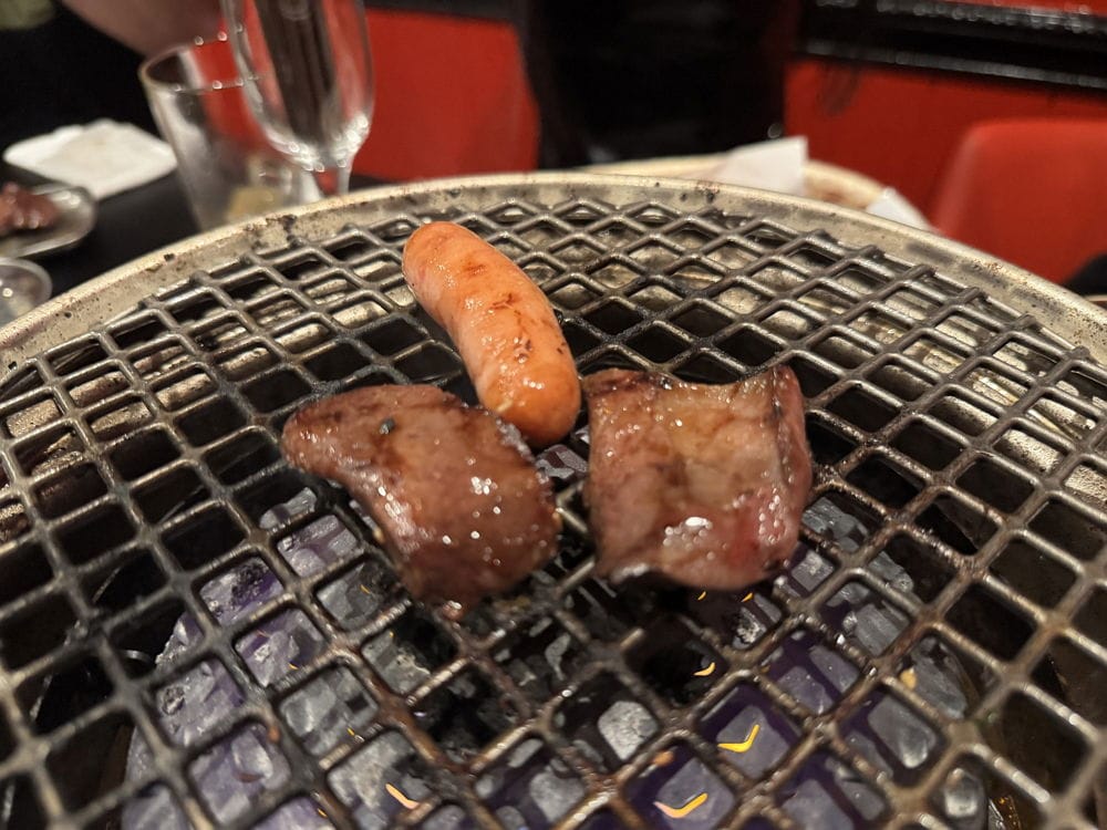 滿足男性欲望 肉 ! 酒 ! 女 ! 兔女郎燒肉難波火辣開幕