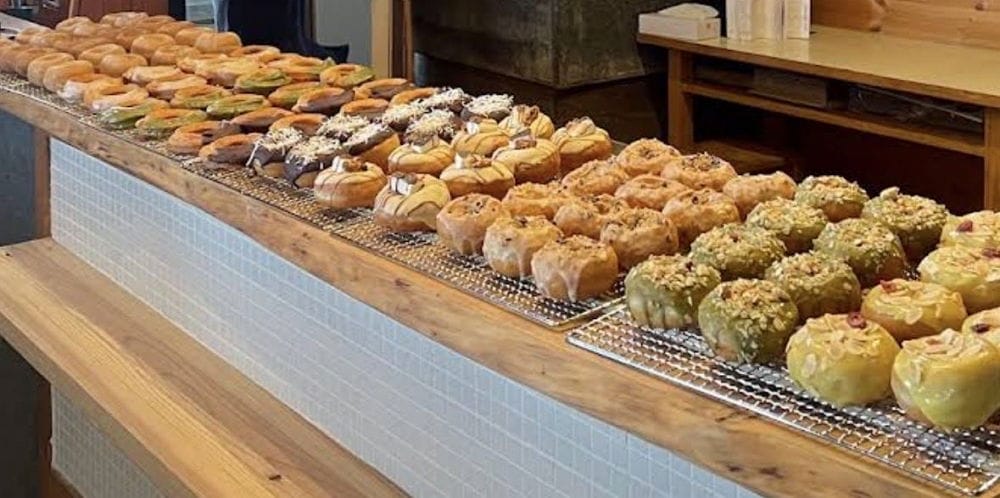 宛如浴室地磚擺甜甜圈 I’m donut? 澀谷店：全面檢討