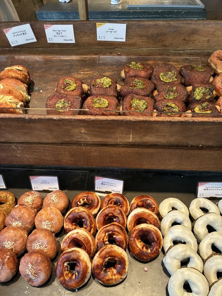 宛如浴室地磚擺甜甜圈 I’m donut? 澀谷店：全面檢討
