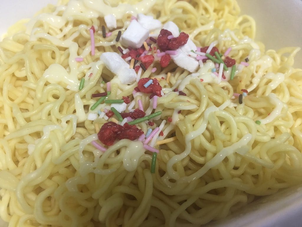 甩難吃惡名「一平夜店炒麵草莓蛋糕味」9年進化再販